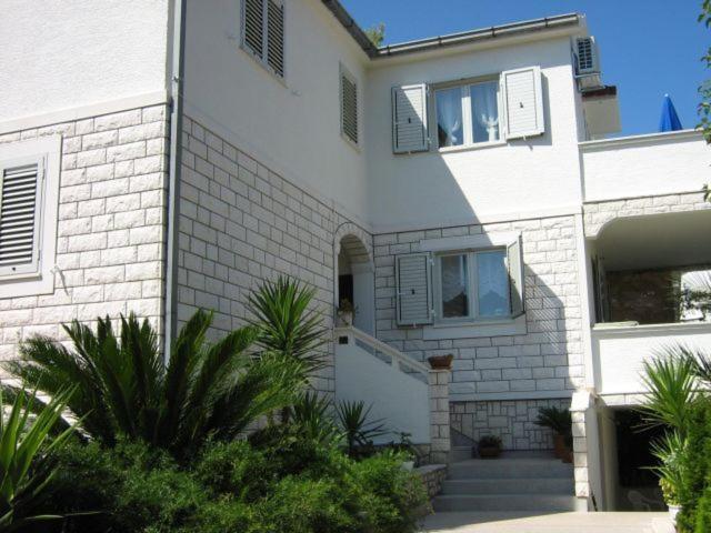Sarah Apartma *